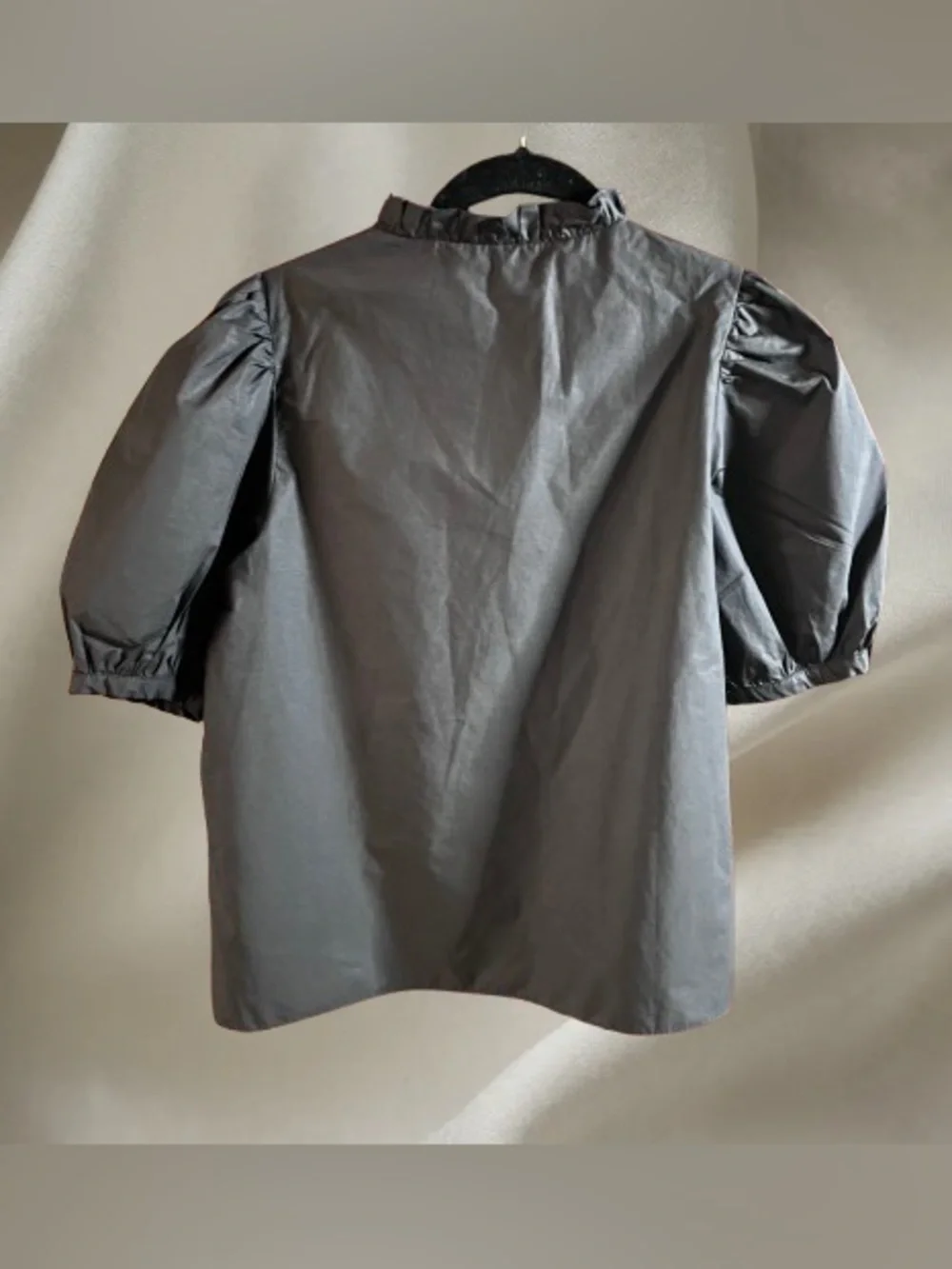 Hyacinth House Black V-Neck Puff Sleeve Poplin Top Small Tuckernuck EUC
